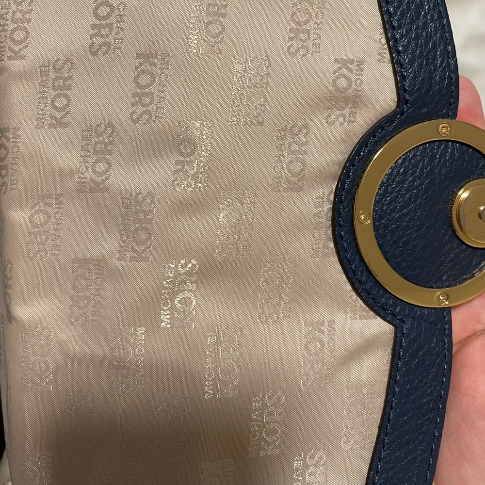 MK Margo Messenger Crossbody Purse - Picture 11 of 12